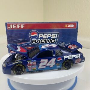 Jeff Gordon #24 Pepsi Monte Carlo 1999 NASCAR 1:24 Diecast Bank w/Key Action